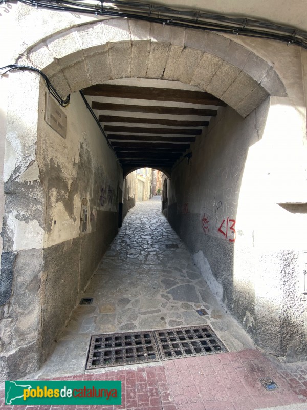 Vimbodí - Porxo que dóna al carrer Major (Foto: Albert Esteves, 2021) Vimbodí - Porxo que dóna al carrer Major
