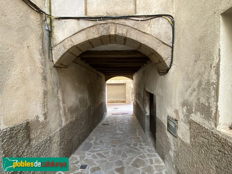 Vimbodí - Porxo que dóna al carrer Major (Foto: Albert Esteves, 2021) Vimbodí - Porxo que dóna al carrer Major