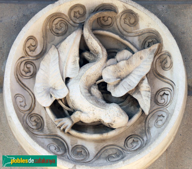 Barcelona - Parc de la Ciutadella. Cascada. Medalló del drac (Foto: Albert Esteves, 2021) Barcelona - Parc de la Ciutadella. Cascada. Medalló del drac