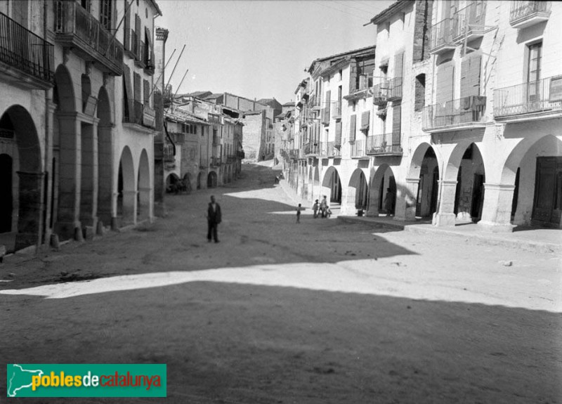 Les Borges Blanques - Plaça porxada (Foto: Antoni Maymó -Arxiu Fotogràfic del Centre Excursionista de Catalunya-, anys quaranta/cinquanta) Les Borges Blanques - Plaça porxada