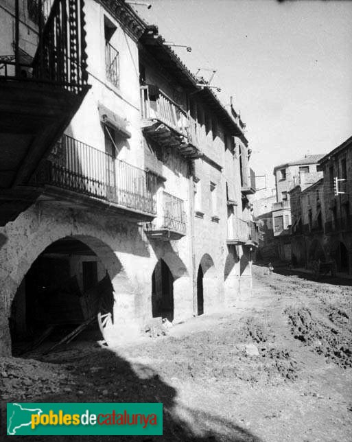 Les Borges Blanques - Plaça porxada (Foto: Antoni Maymó -Arxiu Fotogràfic del Centre Excursionista de Catalunya-, anys quaranta/cinquanta) Les Borges Blanques - Plaça porxada