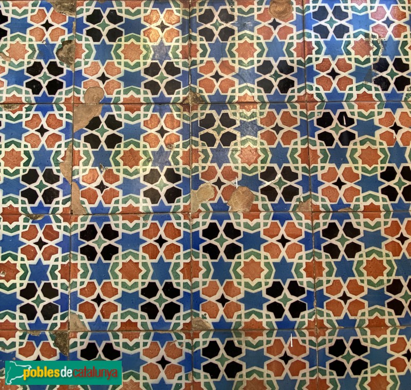 Vilassar de Dalt - Can Banús. Mosaic de la tanca exterior (Foto: Albert Esteves, 2021) Vilassar de Dalt - Can Banús. Mosaic de la tanca exterior