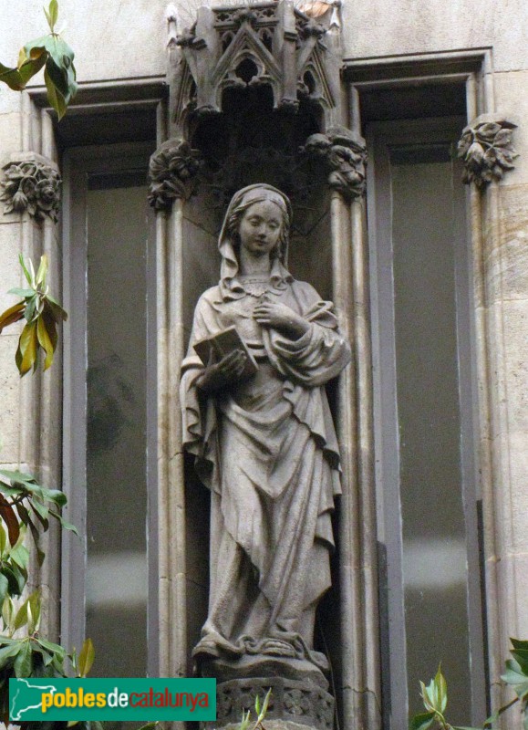 Barcelona - Gran de Gràcia, 18-22. Imatge de la Verge (Clarasó) (Foto: Enfo, 2013) Barcelona - Gran de Gràcia, 18-22. Imatge de la Verge (Clarasó)