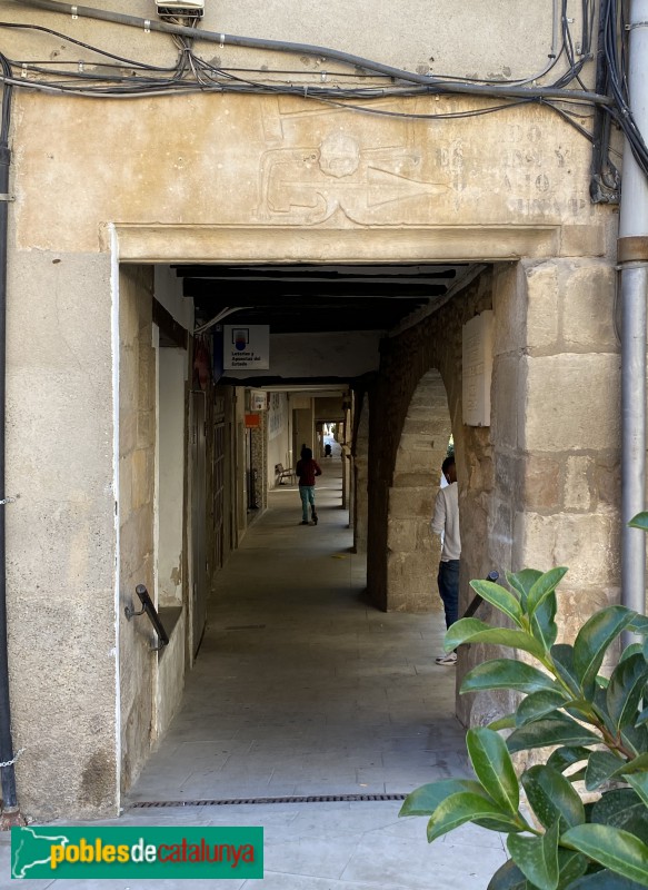Juneda - Carrer dels Porxos. Llinda de 1664, amb símbols d'oficis (Foto: Albert Esteves, 2021) Juneda - Carrer dels Porxos. Llinda de 1664, amb símbols d'oficis