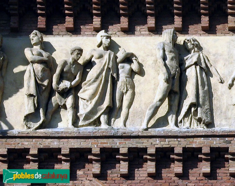 Barcelona - Arc de Triomf: Fris del Repartiment de Recompenses (Foto: Albert Esteves, 2018) Barcelona - Arc de Triomf: Fris del Repartiment de Recompenses