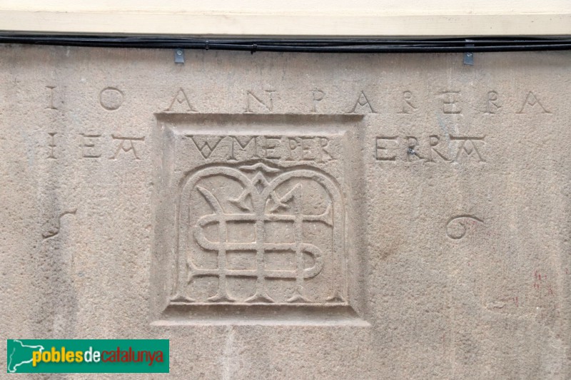 Granollers - Carrer Corró, 62-64. Escut de la casa Joan Parera (Foto: Albert Esteves, 2021) Granollers - Carrer Corró, 62-64. Escut de la casa Joan Parera