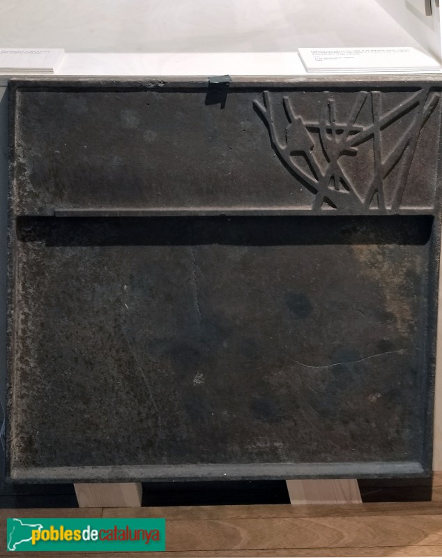 Làpida tipus dissenyada per Enric Miralles per al Cementiri d'Igualada. Exposició sobre Miralles al MUHBA (Foto: Anna Corcoll, 2021) Làpida tipus dissenyada per Enric Miralles per al Cementiri d'Igualada. Exposició sobre Miralles al MUHBA