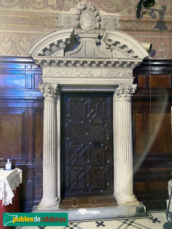 Caldes de Montbui - Església de Santa Maria. Porta renaixentista (Foto: Albert Esteves, 2022) Caldes de Montbui - Església de Santa Maria. Porta renaixentista