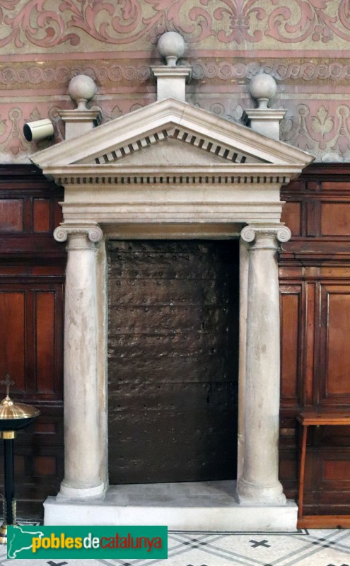 Caldes de Montbui - Església de Santa Maria. Porta renaixentista (Foto: Albert Esteves, 2022) Caldes de Montbui - Església de Santa Maria. Porta renaixentista