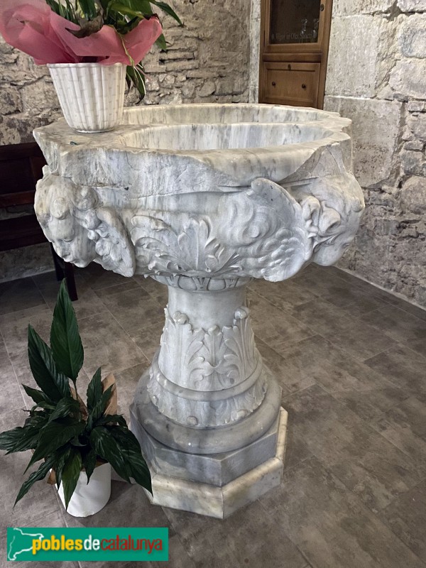 Caldes de Montbui - Església de Santa Maria. Pica baptismal (Foto: Albert Esteves, 2022) Caldes de Montbui - Església de Santa Maria. Pica baptismal