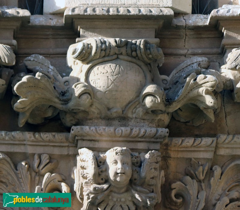 Caldes de Montbui - Església de Santa Maria. Portada barroca. Detall (Foto: Albert Esteves, 2022) Caldes de Montbui - Església de Santa Maria. Portada barroca. Detall