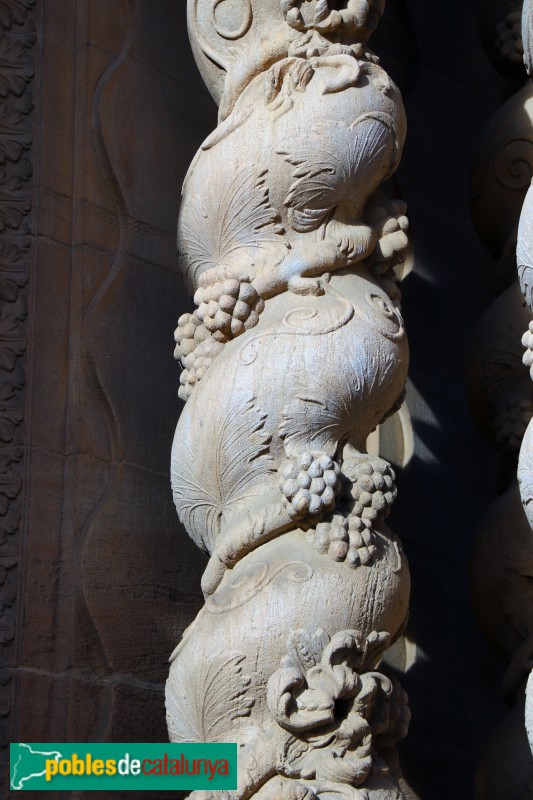 Caldes de Montbui - Església de Santa Maria. Portada barroca. Detall (Foto: Albert Esteves, 2022) Caldes de Montbui - Església de Santa Maria. Portada barroca. Detall