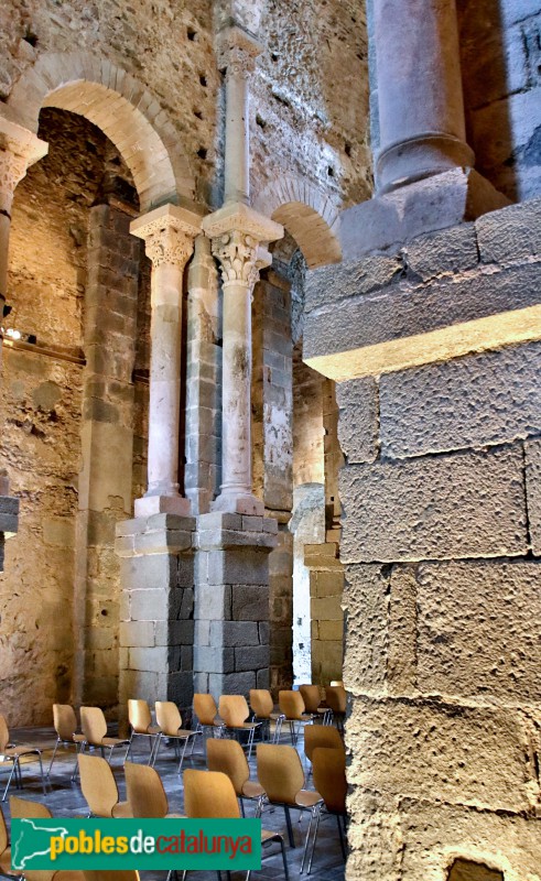 Port de la Selva - Sant Pere de Rodes. Nau central de l'església des de la nau lateral (Foto: Vicenç Valcárcel, 2020) Port de la Selva - Sant Pere de Rodes. Nau central de l'església des de la nau lateral