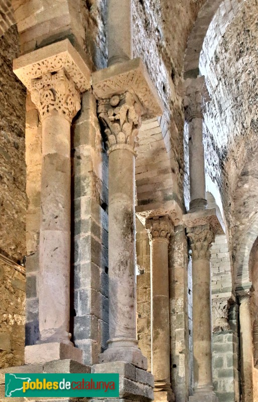 Port de la Selva - Sant Pere de Rodes. Nau central. Columnes i Capitells de separació amb la nau lateral (Foto: Vicenç Valcárcel, 2020) Port de la Selva - Sant Pere de Rodes. Nau central. Columnes i Capitells de separació amb la nau lateral