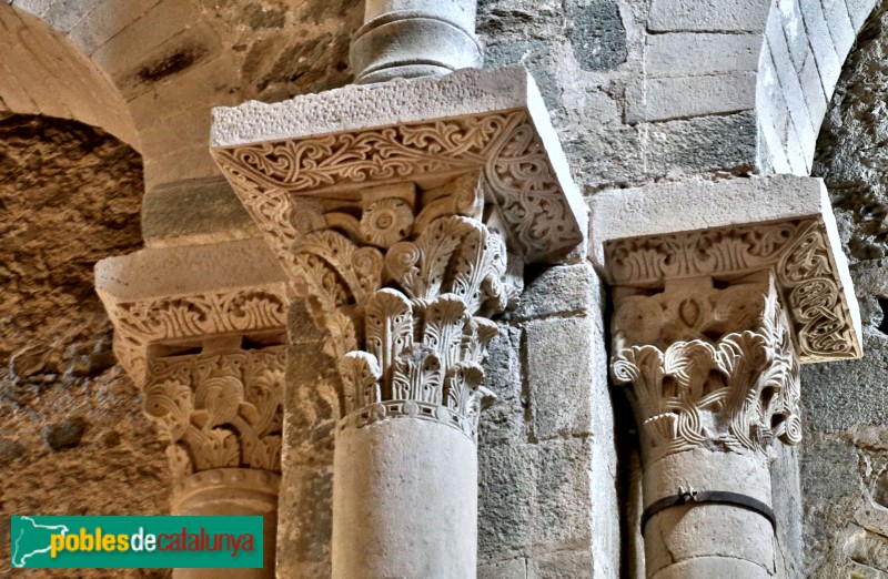 Port de la Selva - Sant Pere de Rodes. Nau central. Conjunt de capitells amb decoracions vegetals (Foto: Vicenç Valcárcel, 2020) Port de la Selva - Sant Pere de Rodes. Nau central. Conjunt de capitells amb decoracions vegetals