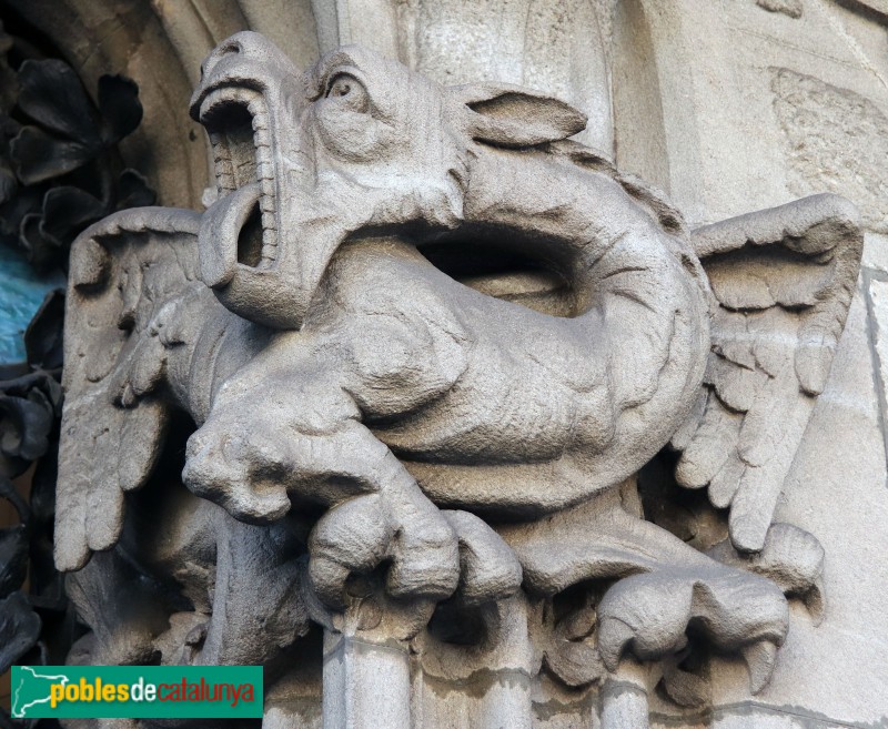 Barcelona - Palau del Baró de Quadras. Escultures