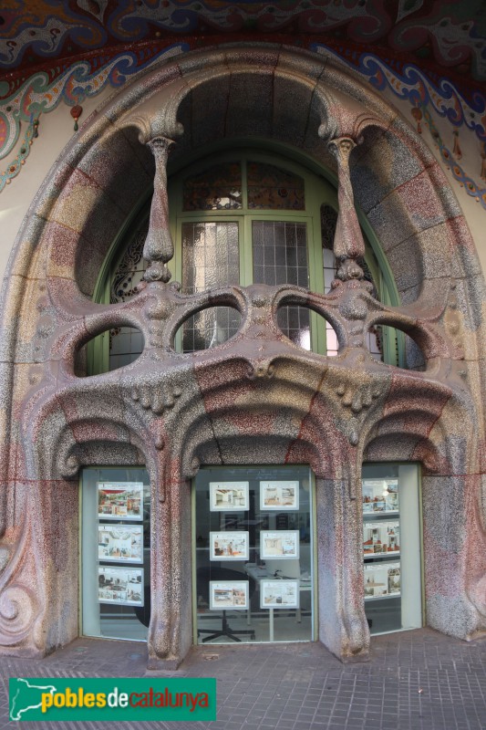 Barcelona - Casa Comalat. Façana Còrsega (Foto: Albert Esteves, 2022) Barcelona - Casa Comalat. Façana Còrsega