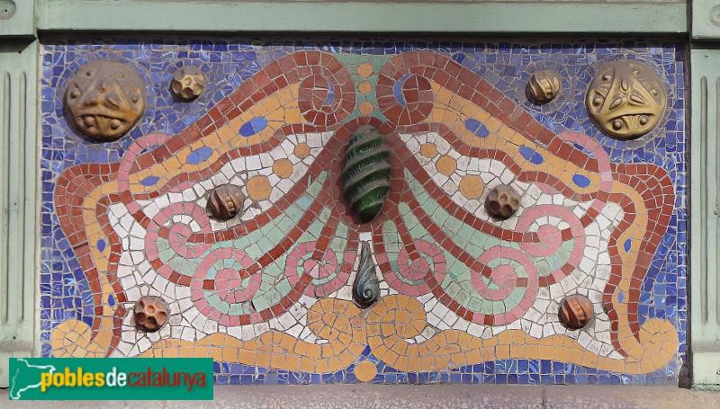 Barcelona - Casa Comalat. Façana Còrsega (Foto: Albert Esteves, 2022) Barcelona - Casa Comalat. Façana Còrsega