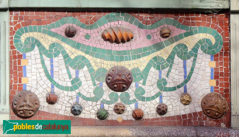 Barcelona - Casa Comalat. Façana Còrsega (Foto: Albert Esteves, 2022) Barcelona - Casa Comalat. Façana Còrsega