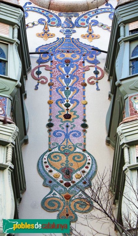 Barcelona - Casa Comalat. Façana Còrsega (Foto: Albert Esteves, 2022) Barcelona - Casa Comalat. Façana Còrsega