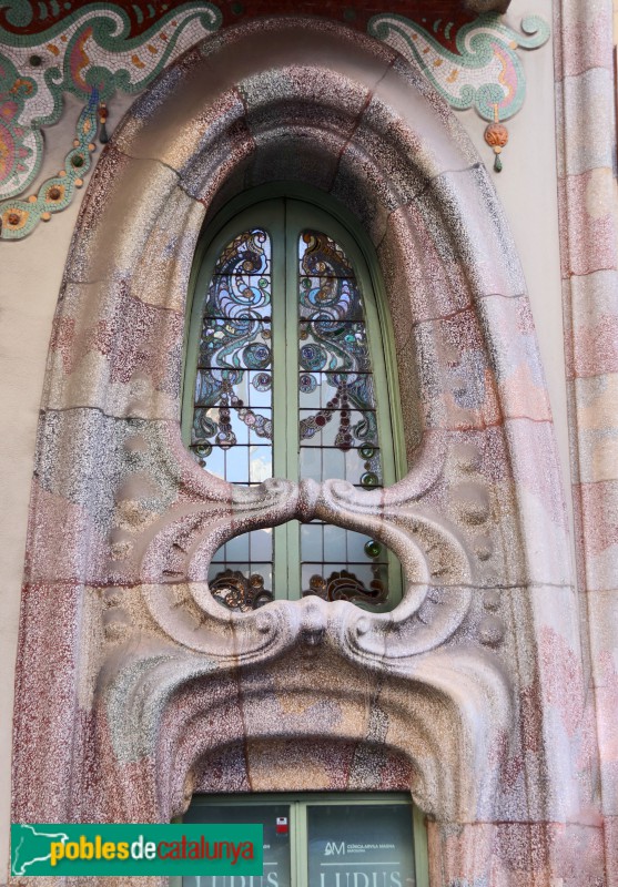 Barcelona - Casa Comalat. Façana Còrsega (Foto: Albert Esteves, 2022) Barcelona - Casa Comalat. Façana Còrsega