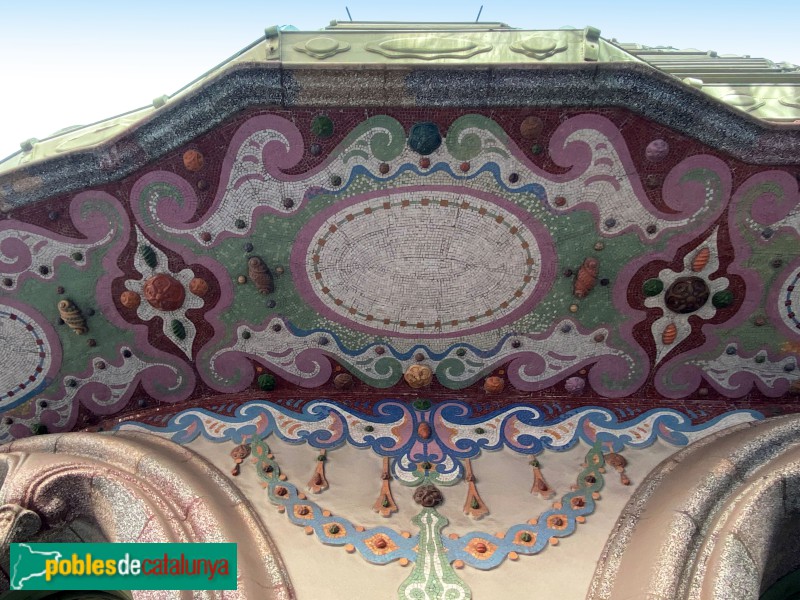 Barcelona - Casa Comalat. Façana Còrsega (Foto: Albert Esteves, 2022) Barcelona - Casa Comalat. Façana Còrsega