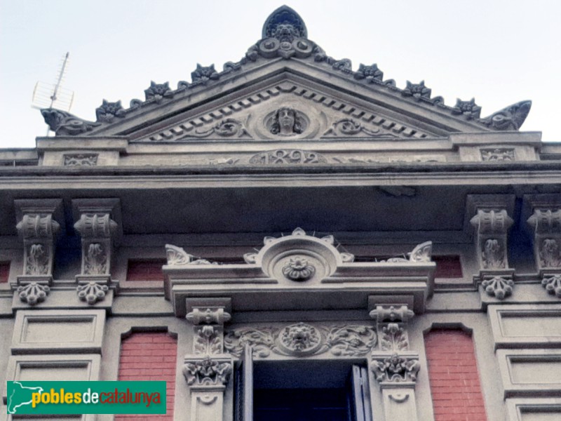 Barcelona - Casa Agustí Atzeries. Part superior amb l'any de construcció (Foto: Sergi Suárez, 2022) Barcelona - Casa Agustí Atzeries. Part superior amb l'any de construcció