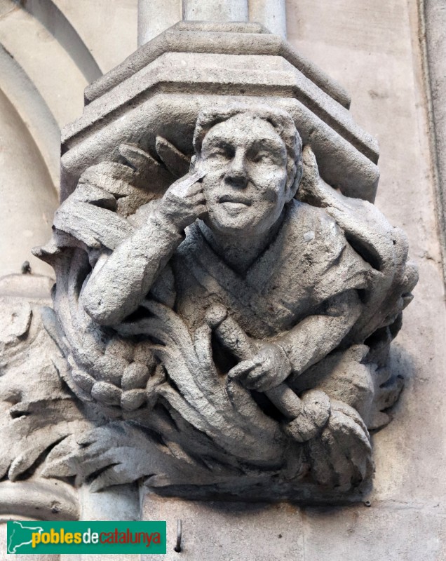 Barcelona - Gran Via, 704-706. Capitell amb la figura d'una portera (Foto: Albert Esteves, 2022) Barcelona - Gran Via, 704-706. Capitell amb la figura d'una portera