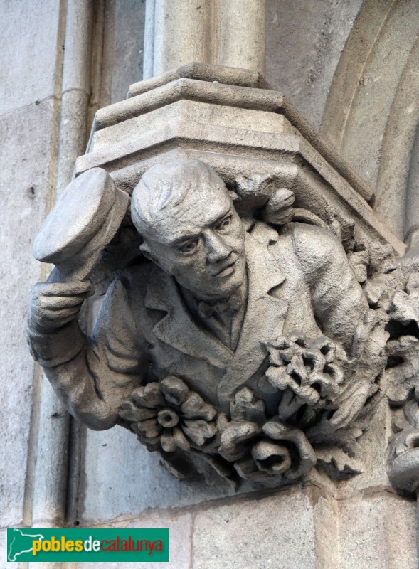 Barcelona - Gran Via, 704-706. Capitell amb la figura d'un xofer (Foto: Albert Esteves, 2022) Barcelona - Gran Via, 704-706. Capitell amb la figura d'un xofer