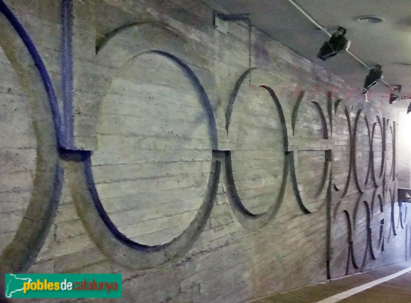 Barcelona - Via Augusta, 59. Relleus de Subirachs, abans de la reforma (Foto: Anna Corcoll, 2020) Barcelona - Via Augusta, 59. Relleus de Subirachs, abans de la reforma