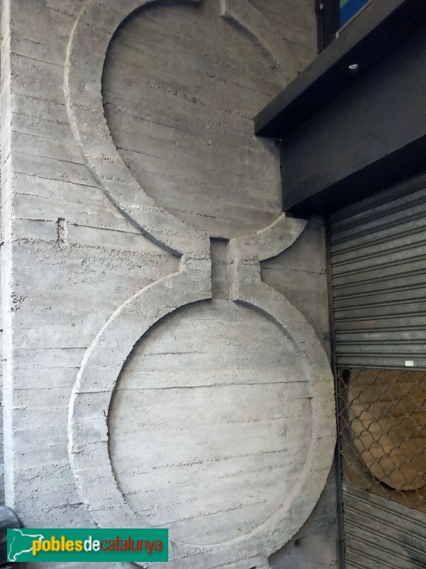 Barcelona - Via Augusta, 59. Relleus de Subirachs, abans de la reforma (Foto: Anna Corcoll, 2020) Barcelona - Via Augusta, 59. Relleus de Subirachs, abans de la reforma