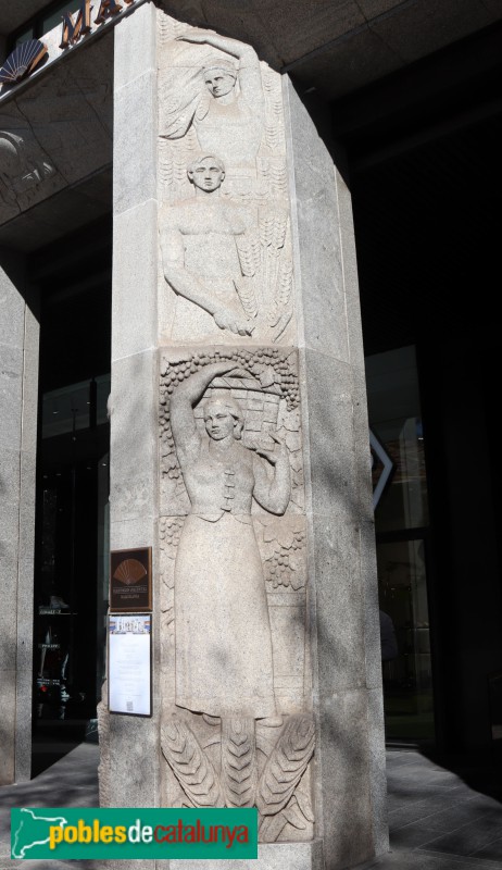 Barcelona - Passeig de Gràcia, 38-40 (relleus) (Foto: Albert Esteves, 2022) Barcelona - Passeig de Gràcia, 38-40 (relleus)