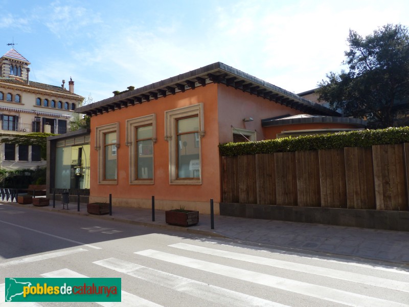 Santa Coloma de Farners - Biblioteca Joan Vinyoli. Façana del passeig sant Salvador
