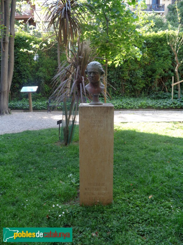 Universitat de Barcelona. Bust al jardí (Foto: Sergi Suárez, 2022) Universitat de Barcelona. Bust al jardí