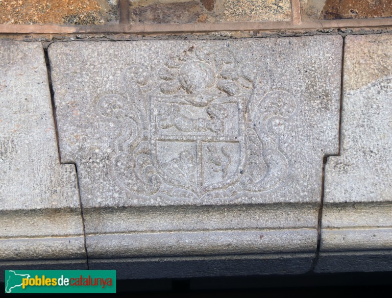 Sant Celoni - Can Ramis. Escut a la llinda (Foto: Albert Esteves, 2022) Sant Celoni - Can Ramis. Escut a la llinda