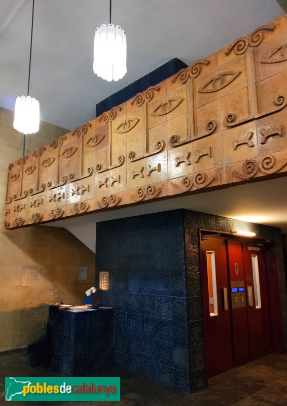 Barcelona - Edifici Mediterrani. Xipre. (Consell de Cent, 160-186) (Foto: Anna Corcoll, 2019) Barcelona - Edifici Mediterrani. Xipre. (Consell de Cent, 160-186)