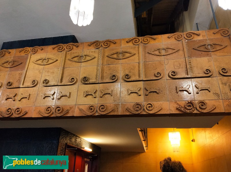 Barcelona - Edifici Mediterrani. Xipre. (Consell de Cent, 160-186) (Foto: Anna Corcoll, 2019) Barcelona - Edifici Mediterrani. Xipre. (Consell de Cent, 160-186)