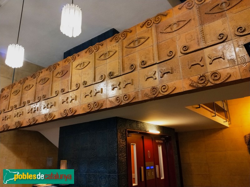 Barcelona - Edifici Mediterrani. Xipre. (Consell de Cent, 160-186) (Foto: Anna Corcoll, 2019) Barcelona - Edifici Mediterrani. Xipre. (Consell de Cent, 160-186)