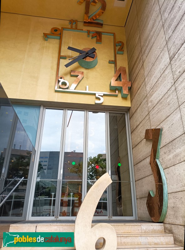 Barcelona - Illa Diagonal. Rellotge de Xavier Mariscal (Foto: Anna Corcoll, 2022) Barcelona - Illa Diagonal. Rellotge de Xavier Mariscal