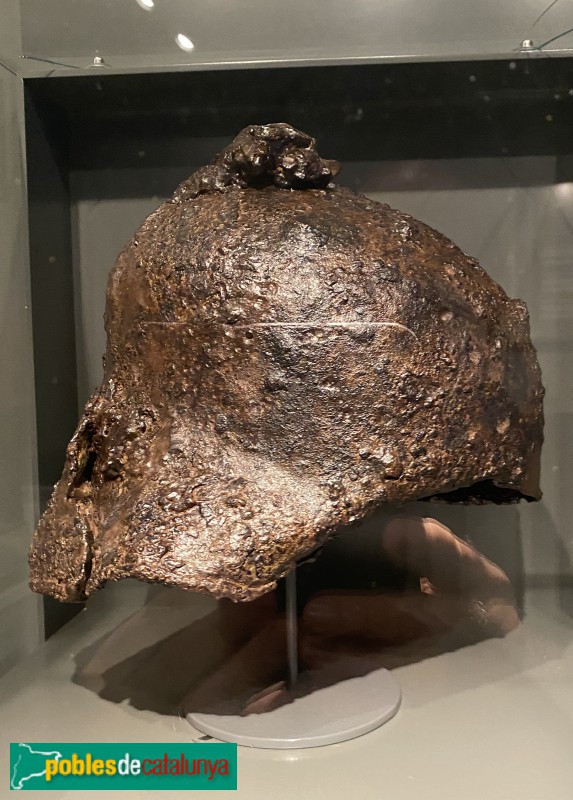 Llívia - Museu de Llívia. Casc de ferro del segle XV (Foto: Albert Esteves, 2022) Llívia - Museu de Llívia. Casc de ferro del segle XV