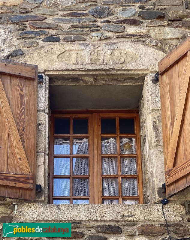 Llívia - Llinda amb el monograma de Crist, probablement del segle XVI (Foto: Albert Esteves, 2022) Llívia - Llinda amb el monograma de Crist, probablement del segle XVI