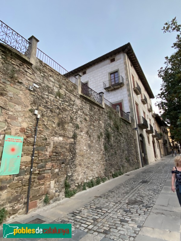 Vic - Casa Parrella. Muralla (Foto: Albert Esteves, 2022) Vic - Casa Parrella. Muralla