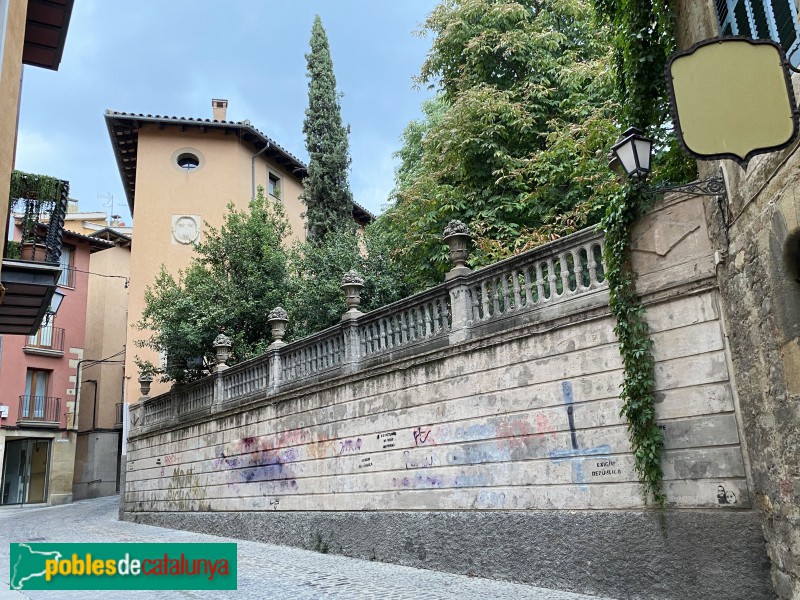 Vic - Església i convent de Sant Felip. Jardí (Foto: Albert Esteves, 2022) Vic - Església i convent de Sant Felip. Jardí