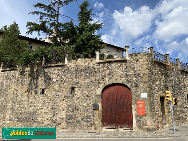 Vic - Casa Parrella. Muralla (Foto: Albert Esteves, 2022) Vic - Casa Parrella. Muralla