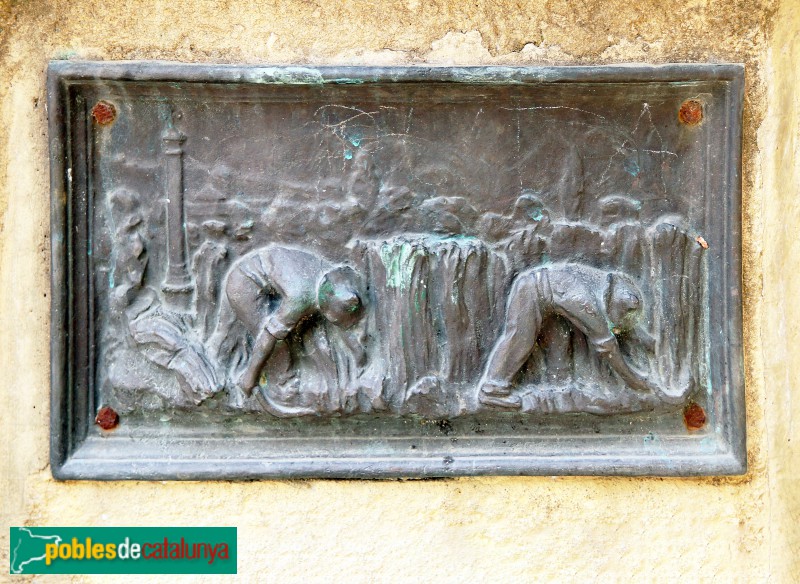 Vic - Font de la Rambla del Carme. Relleu de Lluís Coma (Foto: Albert Esteves, 2022) Vic - Font de la Rambla del Carme. Relleu de Lluís Coma