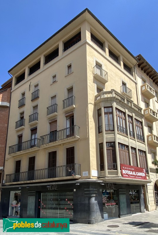 Vic - Manlleu, 2. Als baixos, botiga projectada per Xavier Turull (Foto: Albert Esteves, 2022) Vic - Manlleu, 2. Als baixos, botiga projectada per Xavier Turull