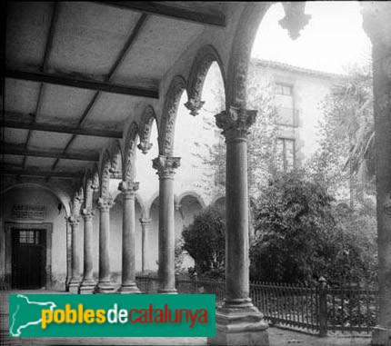 Vic - Església i convent de Sant Domènec. Claustre (Foto: Marcel·lí Gausachs -Arxiu fotogràfic Centre Excursionista de Catalunya-, entre 1915-30) Vic - Església i convent de Sant Domènec. Claustre