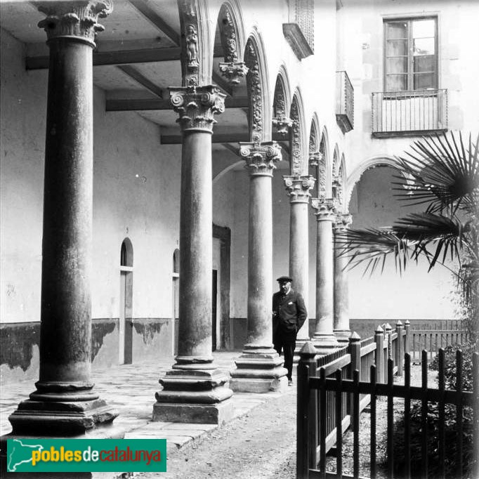 Vic - Església i convent de Sant Domènec. Claustre (Foto: Josep Salvany -Fons Salvany. Biblioteca de Catalunya-, 1911) Vic - Església i convent de Sant Domènec. Claustre