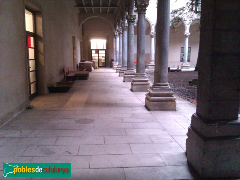 Vic - Església i convent de Sant Domènec. Claustre (Foto: Dvdgmz, 2012) Vic - Església i convent de Sant Domènec. Claustre
