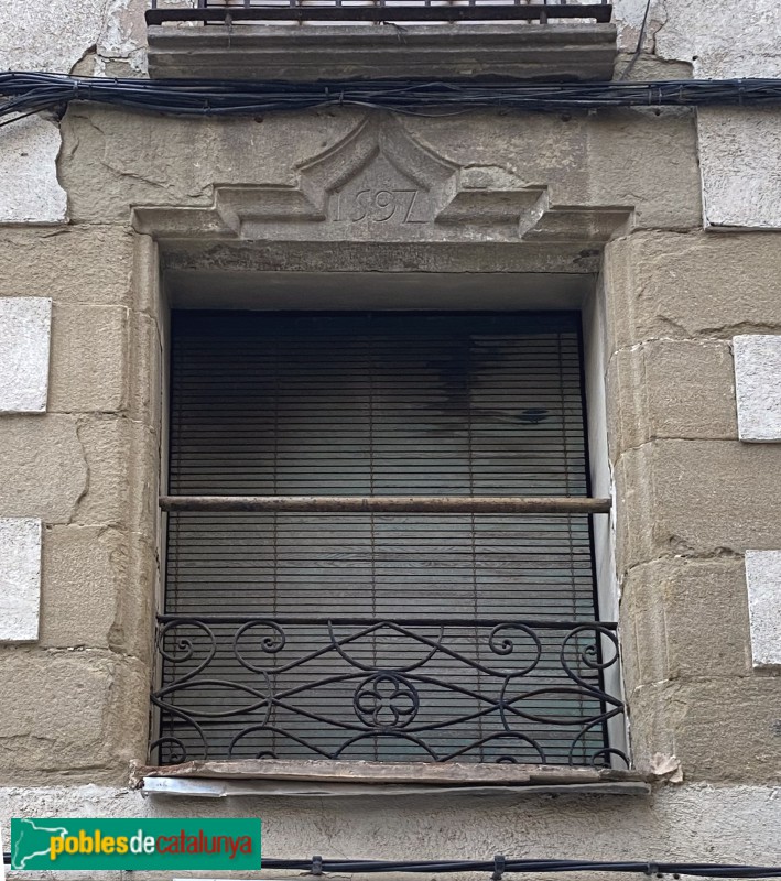 Vic - Carrer Sant Pere. Llinda (1597) (Foto: Albert Esteves, 2022) Vic - Carrer Sant Pere. Llinda (1597)